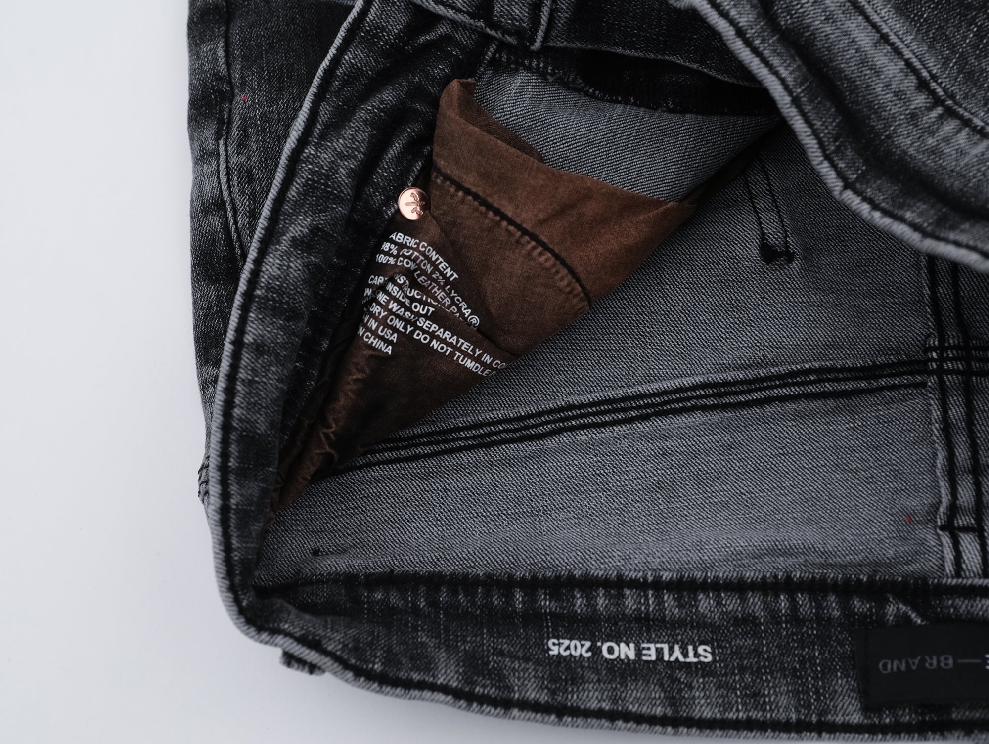P131 Distressed Jeans