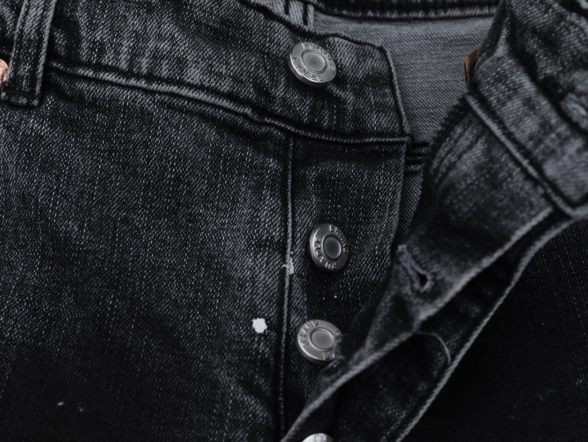 P131 Distressed Jeans